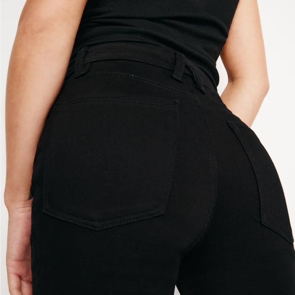 Good American NEVER FADES GOOD PETITE STRAIGHT JEANS - Picture 4 of 15